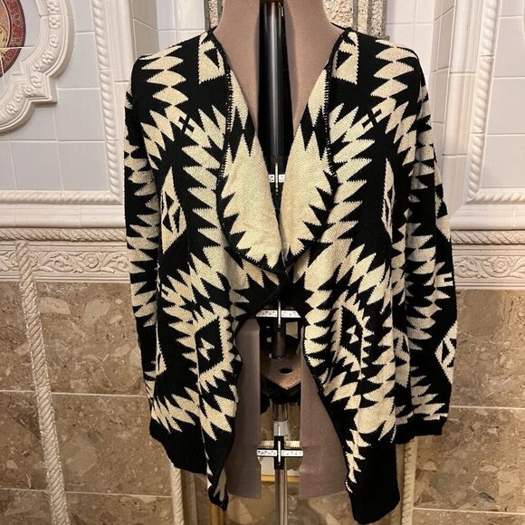 Sunny Leigh. Size Large. Aztec Open Front Acrylic Black Tanish Cardigan. B94 - Picture 1 of 4